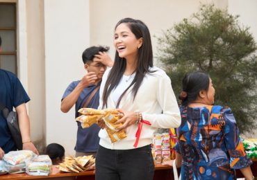 Hoa hậu H’Hen Niê đồng hành cùng ‘Hạt gạo chia đôi’ tại quê nhà Đắk Lắk