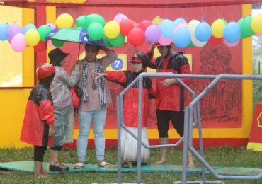 NSƯT Vân Khánh bị chấn thương, bất chấp hình tượng giúp đỡ trẻ em khó khăn