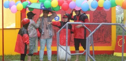 NSƯT Vân Khánh bị chấn thương, bất chấp hình tượng giúp đỡ trẻ em khó khăn