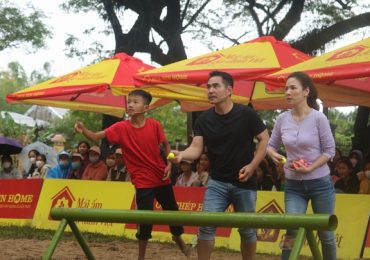 Trung Dũng, Đan Lê bỏ tiền túi tặng trẻ em mồ côi