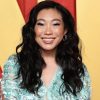 Awkwafina tự tin phô diễn đôi chân thon trong mẫu váy gợi cảm