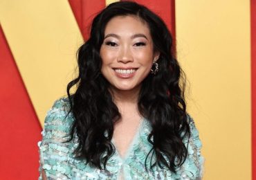 Awkwafina tự tin phô diễn đôi chân thon trong mẫu váy gợi cảm