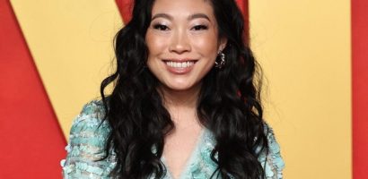 Awkwafina tự tin phô diễn đôi chân thon trong mẫu váy gợi cảm