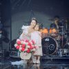 Hoàng Tâm Anh cười tít mắt khi được fans nhí tặng hoa