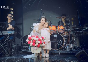 Hoàng Tâm Anh cười tít mắt khi được fans nhí tặng hoa