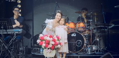 Hoàng Tâm Anh cười tít mắt khi được fans nhí tặng hoa