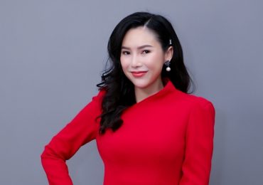 Phương Uyên từng phải về trường cấp 3 mượn áo dài của cô giáo để mặc dẫn chương trình