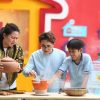 Lê Khánh, Vũ Thu Phương và Tuấn Trần hào hứng với các trò chơi dân gian