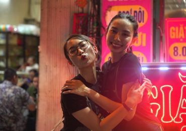 Thùy Tiên đưa Khánh Vy ‘đu đêm’ làm phục vụ quán ăn tại chợ
