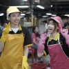 Thùy Tiên, Hòa Minzy ‘đu đêm’ làm cửu vạn tại chợ đầu mối Bình Điền