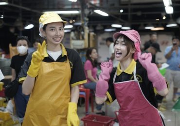 Thùy Tiên, Hòa Minzy ‘đu đêm’ làm cửu vạn tại chợ đầu mối Bình Điền