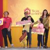 Hiền Mai và Hamlet Trương bỏ tiền túi tặng em nhỏ mồ côi