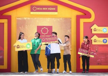 Tăng Phúc, Bích Thùy bỏ tiền túi tặng trẻ em mồ côi