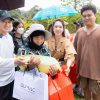 Phim trường ‘Lật mặt 7’ đón khán giả, Lý Hải tặng quà cho bà con gặp khó khăn