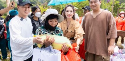 Phim trường ‘Lật mặt 7’ đón khán giả, Lý Hải tặng quà cho bà con gặp khó khăn