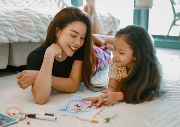 Để con không nghiện xem điện thoại, thực hiện ngay 2 cách của mẹ Trà Ngọc Hằng