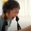Con gái Emily khóc nấc khi được yêu cầu múa trước đám đông