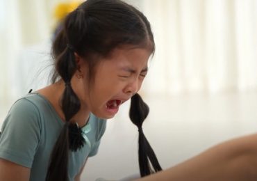 Con gái Emily khóc nấc khi được yêu cầu múa trước đám đông