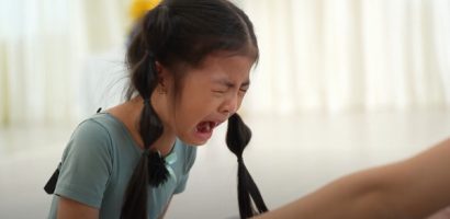 Con gái Emily khóc nấc khi được yêu cầu múa trước đám đông