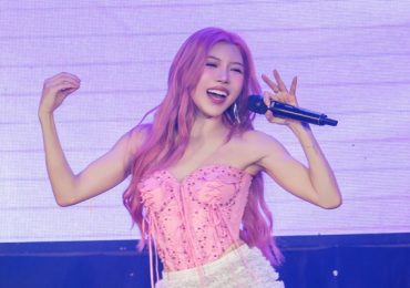 Trang Pháp tổ chức fan meeting quy mô nhất sau 10 năm làm nghề