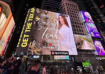 ‘Ngọc nữ bolero’ Tố My đưa hình ảnh áo dài và album bolero đến Quảng trường Thời Đại của Mỹ