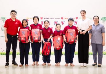 Xuân Hạnh thăm hỏi và trao quà các em nhỏ tại trường tình thương