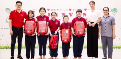 Xuân Hạnh thăm hỏi và trao quà các em nhỏ tại trường tình thương