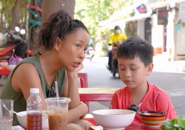 Từng có tuổi thơ cơ cực, Thảo Trang mong con trai biết chia sẻ với mọi người xung quanh