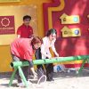 Duy Khánh, Phương Mỹ và các mạnh thường quân tặng tiền cho trẻ em mồ côi