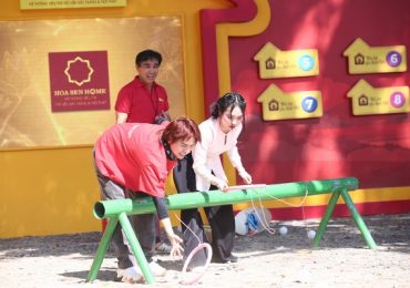 Duy Khánh, Phương Mỹ và các mạnh thường quân tặng tiền cho trẻ em mồ côi