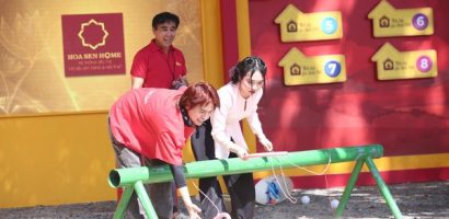 Duy Khánh, Phương Mỹ và các mạnh thường quân tặng tiền cho trẻ em mồ côi