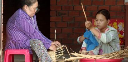 Thần tài gõ cửa: Người mẹ khiếm khuyết nghị lực suốt 10 năm ròng rã đan lát nuôi con