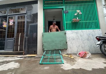 Sống chung với ngập ở TP.HCM: Hẻm Q.Bình Thạnh nhà nhà làm ‘vách ngăn nước’