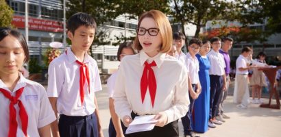 Lý Nhã Kỳ mặc sơ mi trắng, đeo khăn quàng đỏ về thăm trường cũ
