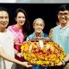 Lý Hải vỡ òa khi khán giả Cà Mau tặng cả mâm cua, tôm