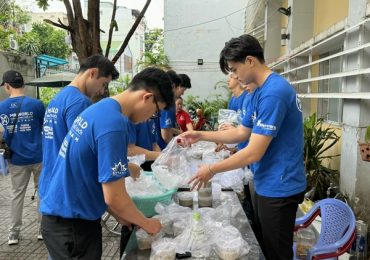 Thí sinh Mr World Vietnam 2024 phát cháo cho bệnh nhân ở bệnh viện Nhi Đồng