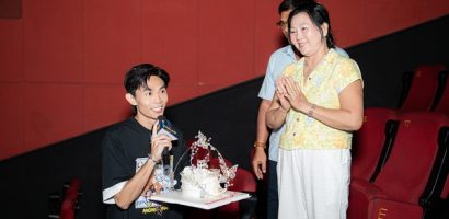 Hồng Thanh gây xúc động với màn ‘đánh úp’ mẹ tại rạp phim