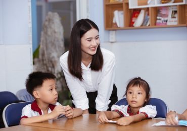 Hoa hậu Ý Nhi đi từ thiện ngay ngày đầu về nước
