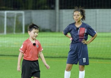 Dạy đá bóng cho mẹ, Alex thẳng thắn nhận xét Thảo Trang là một học trò không tốt