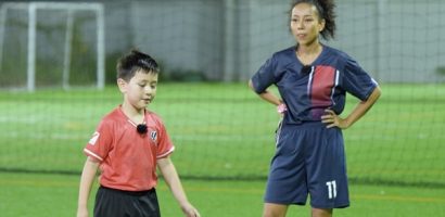 Dạy đá bóng cho mẹ, Alex thẳng thắn nhận xét Thảo Trang là một học trò không tốt