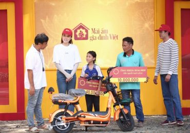 Kỳ Duyên tặng xe đạp điện, Quốc Trường tài trợ tiền học cho em nhỏ mồ côi