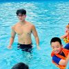 Kình ngư Hoàng Quý Phước truyền cảm hứng, dạy bơi cho trẻ em Quảng Ninh