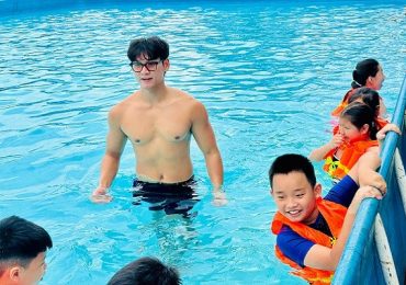Kình ngư Hoàng Quý Phước truyền cảm hứng, dạy bơi cho trẻ em Quảng Ninh