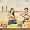Bùi Quỳnh Hoa và Mai Ngô làm bánh mì tặng người vô gia cư