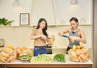 Bùi Quỳnh Hoa và Mai Ngô làm bánh mì tặng người vô gia cư