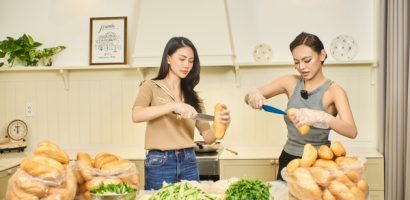 Bùi Quỳnh Hoa và Mai Ngô làm bánh mì tặng người vô gia cư
