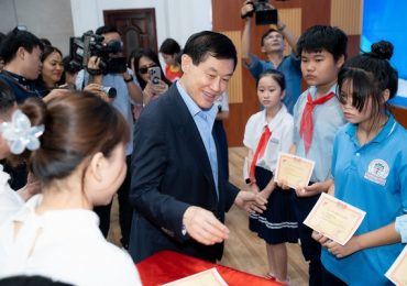 Ông Johnathan Hạnh Nguyễn trao học bổng trị giá 3,6 tỷ đồng cho học sinh, sinh viên vượt khó