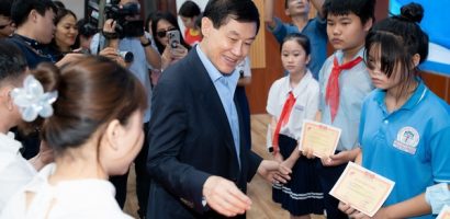 Ông Johnathan Hạnh Nguyễn trao học bổng trị giá 3,6 tỷ đồng cho học sinh, sinh viên vượt khó