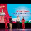 Ông Johnathan Hạnh Nguyễn trao 1 tỷ đồng cho trẻ em khó khăn tại Huế