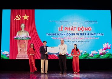 Ông Johnathan Hạnh Nguyễn trao 1 tỷ đồng cho trẻ em khó khăn tại Huế
